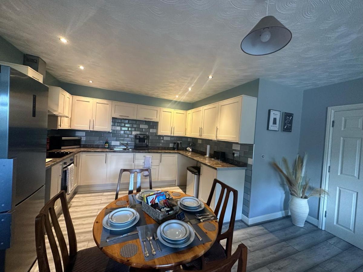 Apartment Entire 2 Bedroom House. Rowley Regis