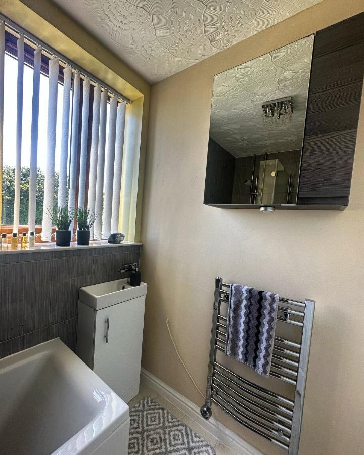 Apartment Entire 2 Bedroom House. Rowley Regis